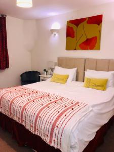 um quarto com uma grande cama branca com almofadas amarelas em Contemporary large apartment in an ideal location em Bath