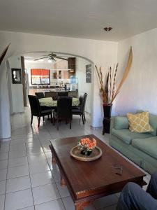 sala de estar con sofá y mesa en Amplio y cómodo al Sur de Zapopan, en Guadalajara