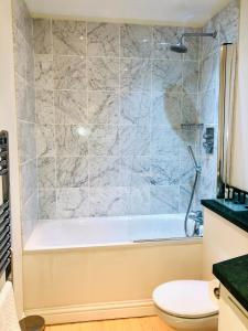 Luxury apartment in the heart of Bath في باث: حمام مع حوض ومرحاض