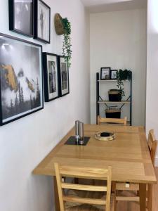 een eetkamer met een houten tafel en stoelen bij Luxury apartment in the heart of Bath in Bath