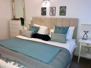 einem Hund, der in einem Schlafzimmer auf einem Bett liegt in der Unterkunft Superbly located 2 bedroom luxury apartment in Bath