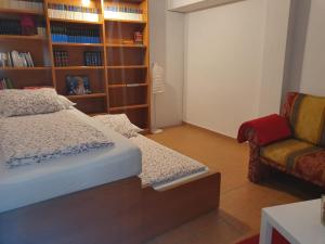 um quarto com uma cama, um sofá e uma estante de livros em Friendly Tejita em Granadilla de Abona