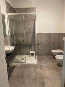 ein Bad mit einer Dusche, einem WC und einem Waschbecken in der Unterkunft A casa di Lella in Budrio