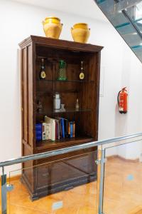 a book shelf with two pots on top of it at Arte de Cozina in Antequera