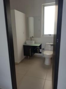 A bathroom at Casa Blanca Girardot Melgar