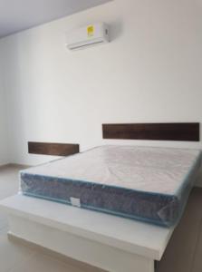 A bed or beds in a room at Casa Blanca Girardot Melgar