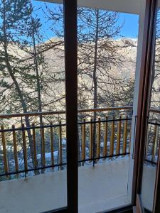 a view of a snowy mountain from a window at Studio 4 couchages in Auron