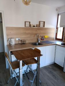 - une cuisine avec un évier et un comptoir en bois dans l'établissement Studio 4 couchages, à Auron