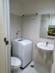 uma casa de banho branca com um WC e um lavatório em Jericho's Place em Manila