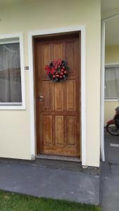 a door of a house with a wreath on it at Quarto,em casa compartilhada in São José