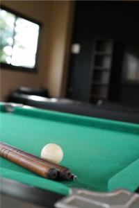 a billiard cue on top of a pool table at Hotel Pousada Marra in Catalão