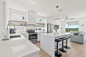 una cocina con armarios blancos y una gran isla de cocina en 192 Riberia - Downtown Waterfront Luxury Home, en St. Augustine