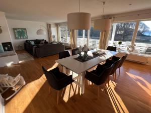 Ferienwohnung Inselblick في غلوكسبورغ: غرفة معيشة مع طاولة طعام وكراسي