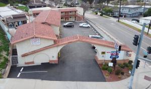 uma vista superior de um edifício com estacionamento em New American Inn & Suites em Anaheim