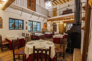 アンテケラにあるArte de Cozinaのテーブルと椅子が備わるレストラン