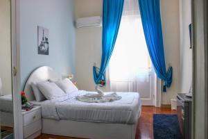 1 dormitorio con 1 cama y una ventana con cortinas azules en Victory Of Downtown Hotel, en El Cairo