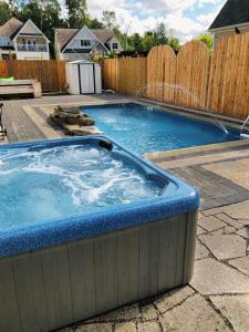 New Pool Hot Tub Lakefront area Luxury LARGE Cottage trails BEACH GTA!