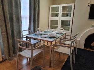 a dining room with a table and chairs and a fireplace at Stylish 2 Bedroom Apartment, Leeds Centre + Free Parking in Leeds