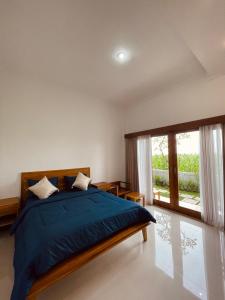 En eller flere senge i et værelse på Surfers Villa and Resorts Medewi