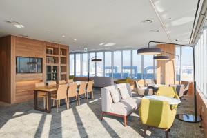 ソウルにあるナイン ツリー プレミアホテル ミョンドン 2のテーブルと椅子、窓が備わる客室です。