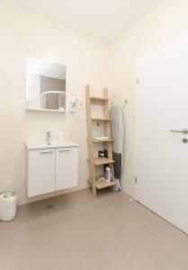 uma casa de banho com um lavatório e um WC num quarto em Apartments Tribunj Mali mago em Tribunj