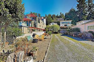 een tuin met enkele stoelen en enkele gebouwen bij Alki Oasis in Seattle