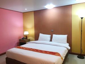 - une chambre avec un grand lit dans l'établissement Toh Buk Seng Ayutthaya Hotel, à Phra Nakhon Si Ayutthaya