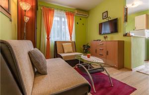 - un salon avec un canapé et une table dans l'établissement Awesome Apartment In Premantura With Wifi And 1 Bedrooms, à Premantura