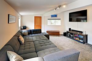 uma sala de estar com um sofá e uma televisão de ecrã plano em City Escape em Seattle