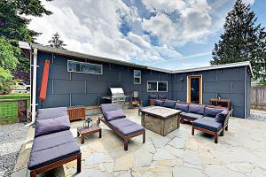 un patio con un divano, sedie e un tavolo di City Escape a Seattle