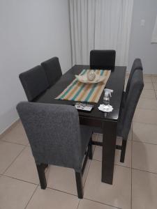 - une table à manger noire avec 2 chaises et une plaque de cuisson dans l'établissement "COMO EN CASA" Duplex 2 Lisandro de la Torre 79, à San Rafael