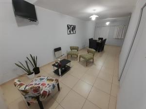 - un salon avec un canapé, des chaises et une table dans l'établissement "COMO EN CASA" Duplex 2 Lisandro de la Torre 79, à San Rafael