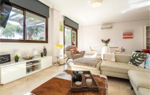 uma sala de estar com um sofá e uma mesa em 2 Bedroom Stunning Apartment In Casares em Casares