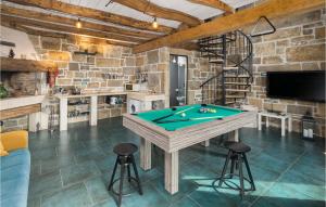 Stunning Home In Golubici With Kitchen tesisinde bir bilardo masası