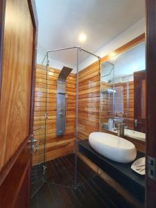 baño con lavabo grande y espejo en Song Anh Hotel, en Buon Ma Thuot