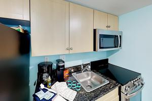 A cozinha ou cozinha compacta de Oceans One Resort Unit 403