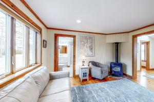 - un salon avec un canapé blanc et une cheminée dans l'établissement Dream Harbor House and Cottage, à Surry