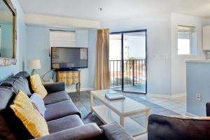 Una sala de estar con un sofá y un televisor. en Renaissance 211, en Myrtle Beach