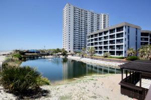 un charco de agua frente a un edificio en Renaissance 211, en Myrtle Beach