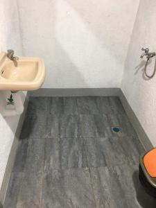 Pinoykano home في Candijay: حمام مع حوض ومرحاض +40 صورة