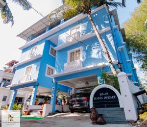 un edificio azul con un coche aparcado delante de él en SOLAR MARIA PIEDADE, en Panaji 12 fotos más