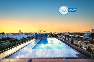 Der Swimmingpool an oder in der Nähe von Ayathorn Bangkok