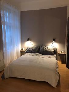 una camera da letto con un grande letto con due lampade sopra di Apartment 26 Eighty a Semmering