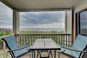 默特爾海灘的住宿－Surfside Shores Unit 102，海滩景阳台配有桌椅