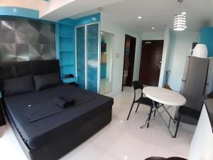 a bedroom with a bed and a table and chairs at Cebu City Suites Ramos Tower by P&J in Cebu City
