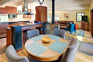 cocina y sala de estar con mesa y sillas en Fletcher Bay Tranquility, en Fletcher Bay