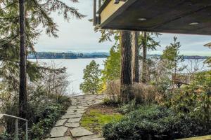 uma passagem de pedra que leva até um lago em Mountainview Retreat em Fletcher Bay