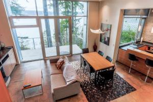 uma sala de estar com um sofá e uma mesa em Mountainview Retreat em Fletcher Bay