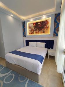 - une chambre avec un grand lit dans l'établissement La Boutique Residence, à Hurghada