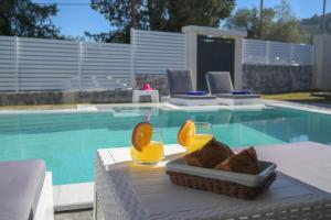 בריכת השחייה שנמצאת ב-Diamond Luxury Villa Corfu או באזור
